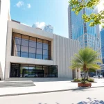 Architekturvisualisierung eines modernen Gebäudes in urbanem Umfeld mit natürlichen Lichtakzenten.