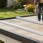 Freistehende Terrassenüberdachung in einem Garten, während ein Paar plant und misst.